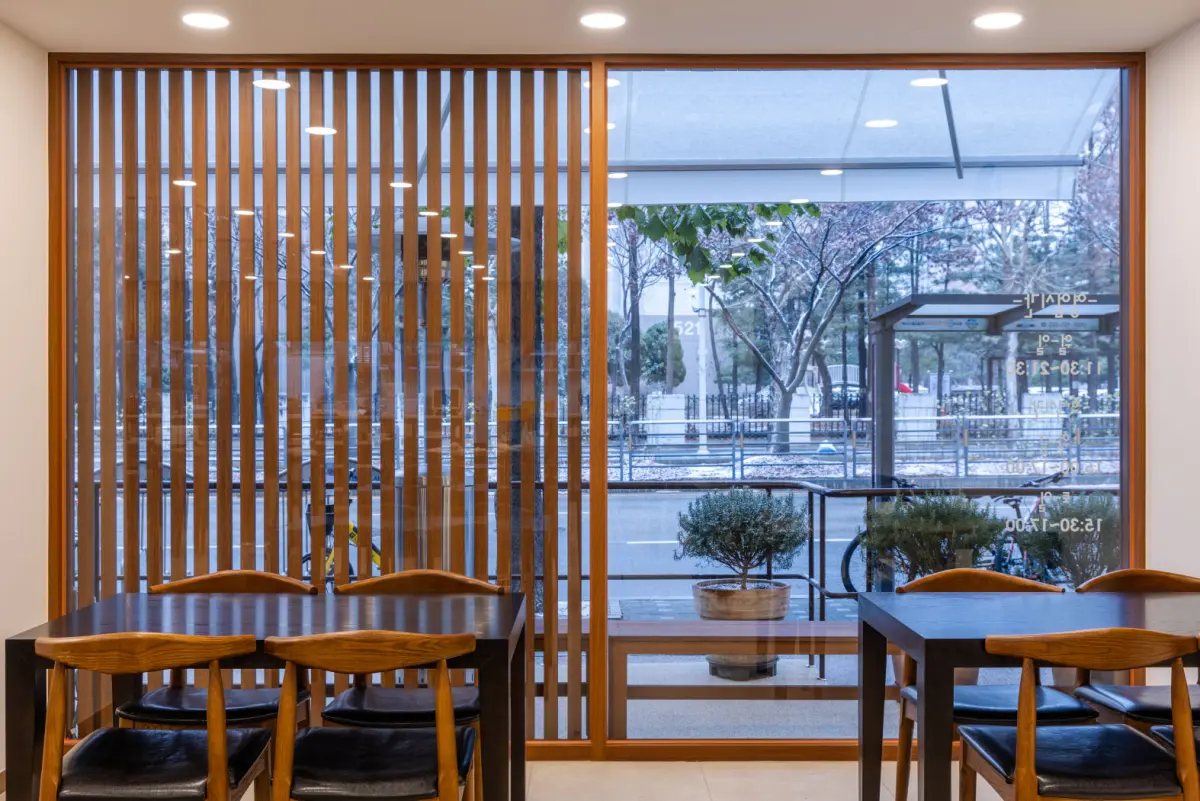 우드 루버가 만드는 따뜻한 감성 카페 윤밀원